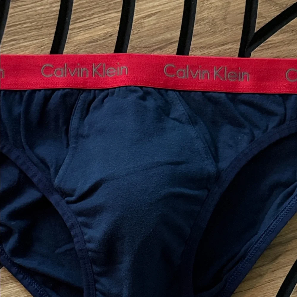 Calvin Klein - Picture 2 of 4